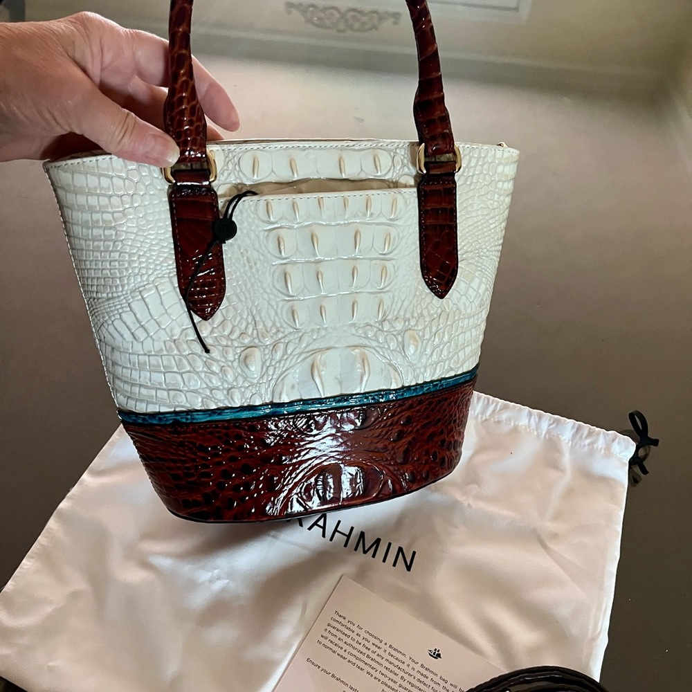 🦄NWT Brahmin Pearl Presley Croc Embossed Small Bowie